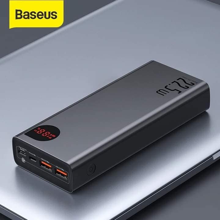 "কালো রঙের Baseus 22.5W ফাস্ট চার্জিং 20000mAh পাওয়ার ব্যাংক, LED ডিজিটাল ডিসপ্লে এবং মাল্টি-পোর্ট চার্জিং সুবিধাসহ"